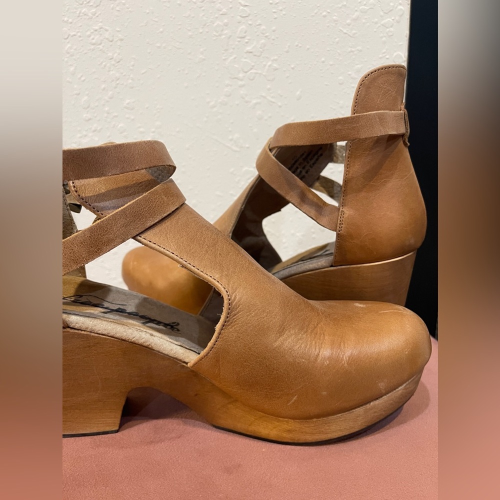 Free People Cedar Leather Buckle Platform Clogs
Tan New Without Box SZ 10 - Picture 11 of 14